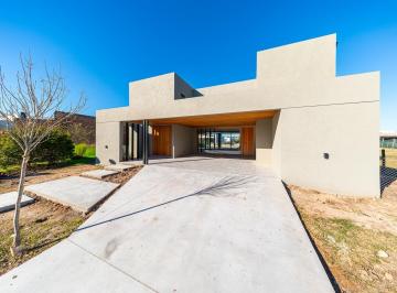 Casa · 260m² · 6 Ambientes · 2 Cocheras · Casa a La Venta en Construccion en Barrio Vida Funes