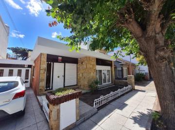 Casa · 267m² · 3 Ambientes · 2 Cocheras · Casa 3 Ambientes con Parque y Cochera Frente Al Hpc