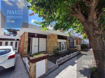 Casa · 267m² · 3 Ambientes · 2 Cocheras · Casa 3 Ambientes con Parque y Cochera Frente Al Hpc