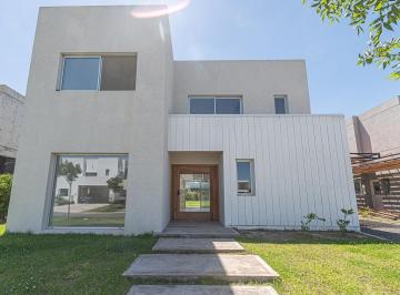 Casa · 210m² · 5 Ambientes · 2 Cocheras · Impecable Casa a Estrenar en Carpinchos! Súper Luminosa, Jardín y Pileta
