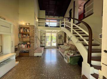Casa · 125m² · 3 Dormitorios · 1 Cochera · Venta de Casa en Castelar, 5 Ambientes y 3 Baños