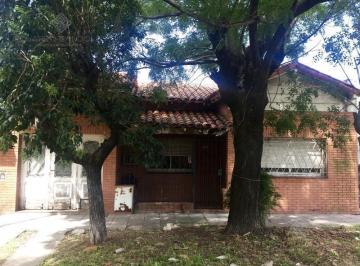 Casa · 90m² · 3 Ambientes · 1 Cochera · Casa de 3 Amb con Garage - Apto Crédito - Oportunidad!