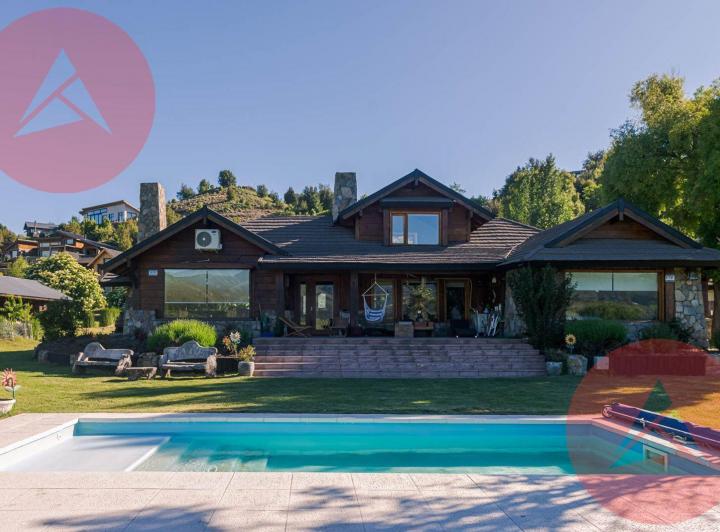 Casa · 330m² · 8 Ambientes · 1 Cochera