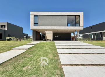 Casa · 277m² · 8 Ambientes · 4 Cocheras · Casa en Pilara