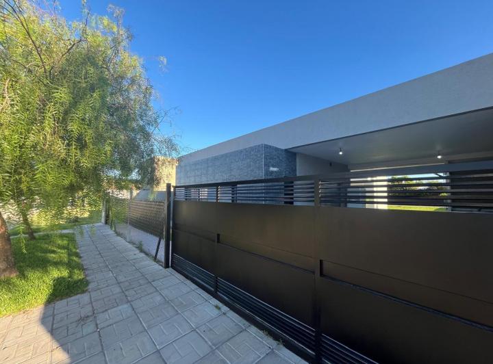 Casa · 142m² · 4 Ambientes · 4 Cocheras
