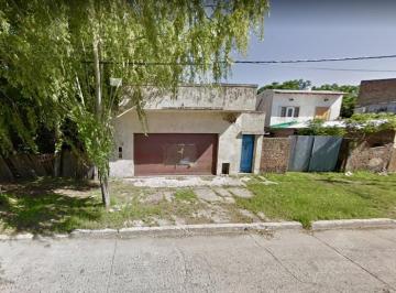 Casa · 93m² · 3 Ambientes · 1 Cochera · Casa a Reciclar en Valentin Alsina - Oportunidad!