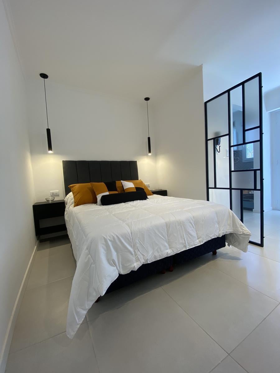Venta departamento de un ambiente con balcón saliente. Zona centro