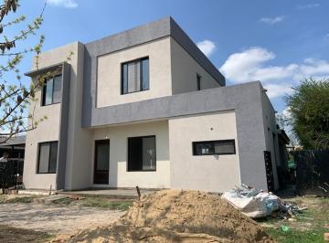 Casa · 190m² · 4 Ambientes · 2 Cocheras · Excelente Casa en Venta de 5 Ambientes en Santa Guadalupe
