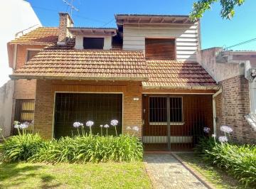 Casa · 187m² · 4 Ambientes · Chalet Tradicional Distribuido en Dos Plantas