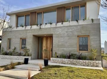 Casa · 273m² · 4 Dormitorios · 1 Cochera · Impecable y Moderna Casa en Venta en Carpinchos - Nordelta