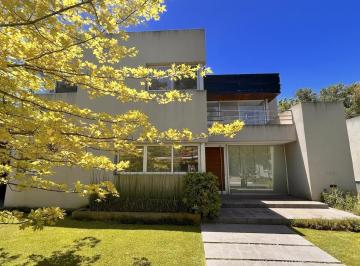 Casa · 700m² · 4 Dormitorios · 1 Cochera · Importante Casa en 2 Plantas con Piscina en Venta Sobre Lote de 700 m²