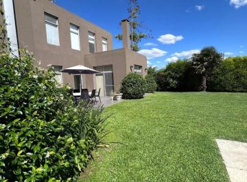 Casa de 5 ambientes, Pilar · Casa Moderna en Venta en Saint Matthews Village Pilar