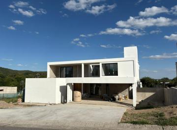 Casa · 550m² · 4 Dormitorios · 3 Cocheras · Venta Casa de Categoria 4 Dorm. en Barrio La Arbolada