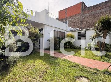 Casa · 115m² · 5 Ambientes · 1 Cochera · Casa en Venta en Lanús Oeste, Lanús.