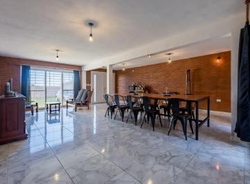 Casa · 220m² · 4 Ambientes · 1 Cochera · Casa en Venta en Fighiera