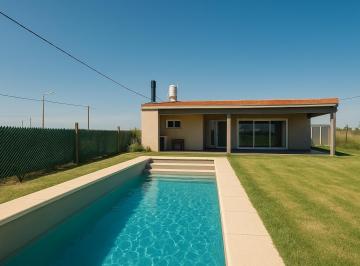 Casa · 63m² · 2 Ambientes · 1 Cochera · Casa 1 Dormitorio en Venta C/ Pileta y Jardin en Altos de Piñero