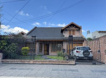 Casa · 300m² · 4 Ambientes · 1 Cochera · Casa Chalet de 4 Ambientes en Castelar