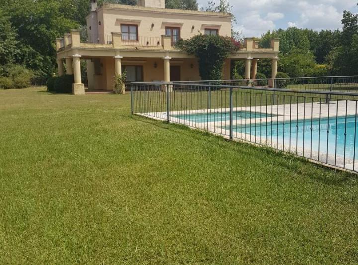 Casa · 230m² · 4 Ambientes · 2 Cocheras