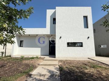 Casa · 177m² · 5 Ambientes · 1 Cochera · Casa en Venta en Santa Lucia, Pilar del Este, Pilar