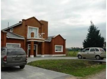 Casa · 410m² · 5 Ambientes · 1 Cochera · Casa en Venta en Altos de Manzanares