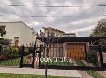 Casa · 273m² · 6 Ambientes · 2 Cocheras · Casa a La Venta en Cerro Chico 3 Dorm., Escritorio, 2 Baños, Patio y Piscina!