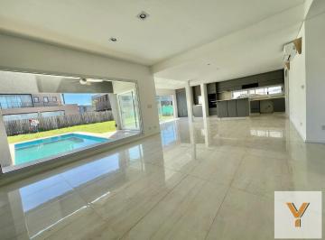 Casa · 240m² · 5 Ambientes · 2 Cocheras · Casa en Venta - 4 Dorm. 4 Baños - Cochera - 500 m² - Pilar