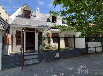 Casa · 220m² · 6 Ambientes · 2 Cocheras · Chalet en Venta, 6 Ambientes en Lomas de Zamora