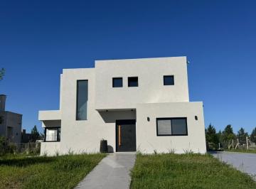 Casa · 160m² · 5 Ambientes · 1 Cochera · Venta de Casa en Dos Plantas con Pileta a La Laguna - Naudir Aguas Privadas