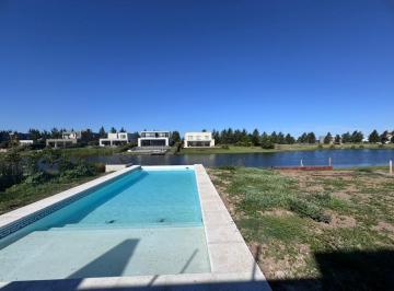 Casa · 160m² · 5 Ambientes · 1 Cochera · Venta de Casa en Dos Plantas con Pileta a La Laguna - Naudir Aguas Privadas