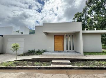 Casa · 100m² · 4 Ambientes · 1 Cochera · Casa en Zona Norte