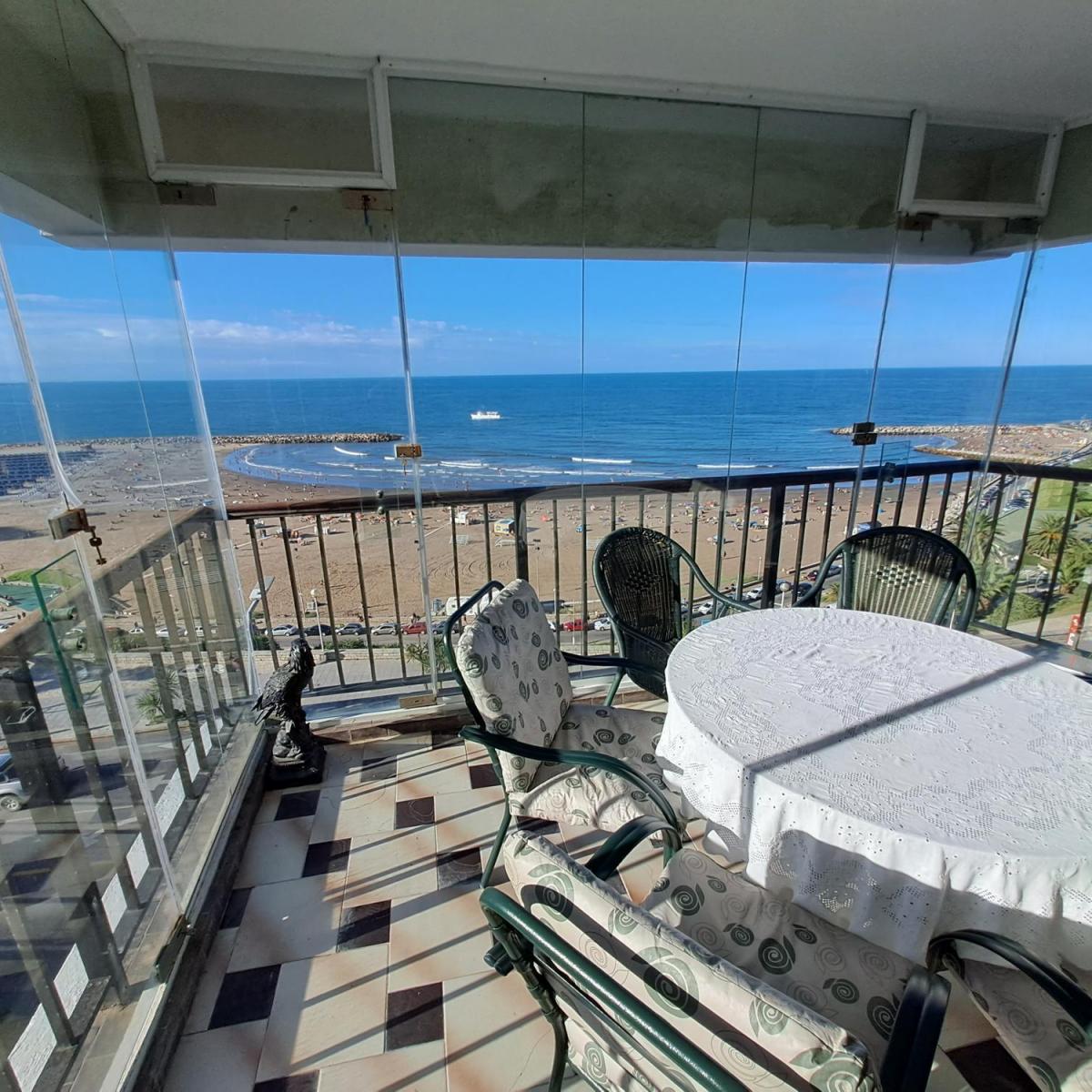 En venta Exclusivo piso frente al mar de 6 ambientes con 2 cocheras cubiertas y baulera en Playa Varesse