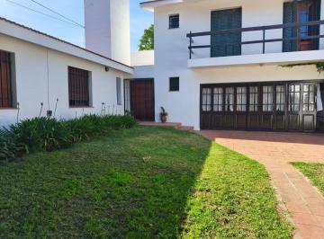 Casa · 247m² · 4 Dormitorios · 2 Cocheras · Casa en Arguello