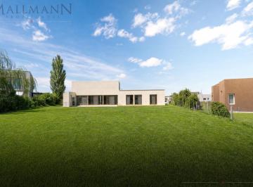 Casa · 144m² · 4 Ambientes · 2 Cocheras · Venta Casa en Medal, 3 Dorm
