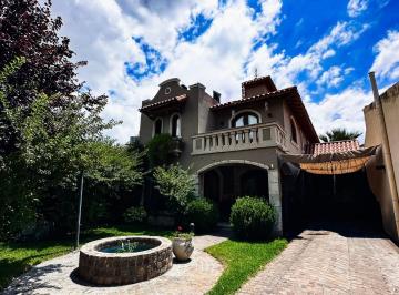 Casa de 8 ambientes, Las Heras · Casa con 400 m² y 3 Dorm. en Venta en Las Heras