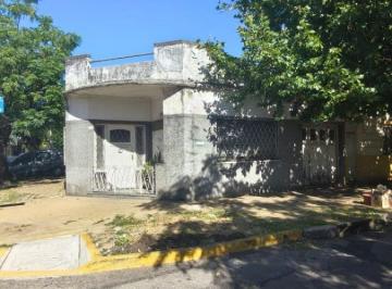 Casa de 4 ambientes, Tres de Febrero · Casa en Esquina con Garage y Terraza a Reciclar
