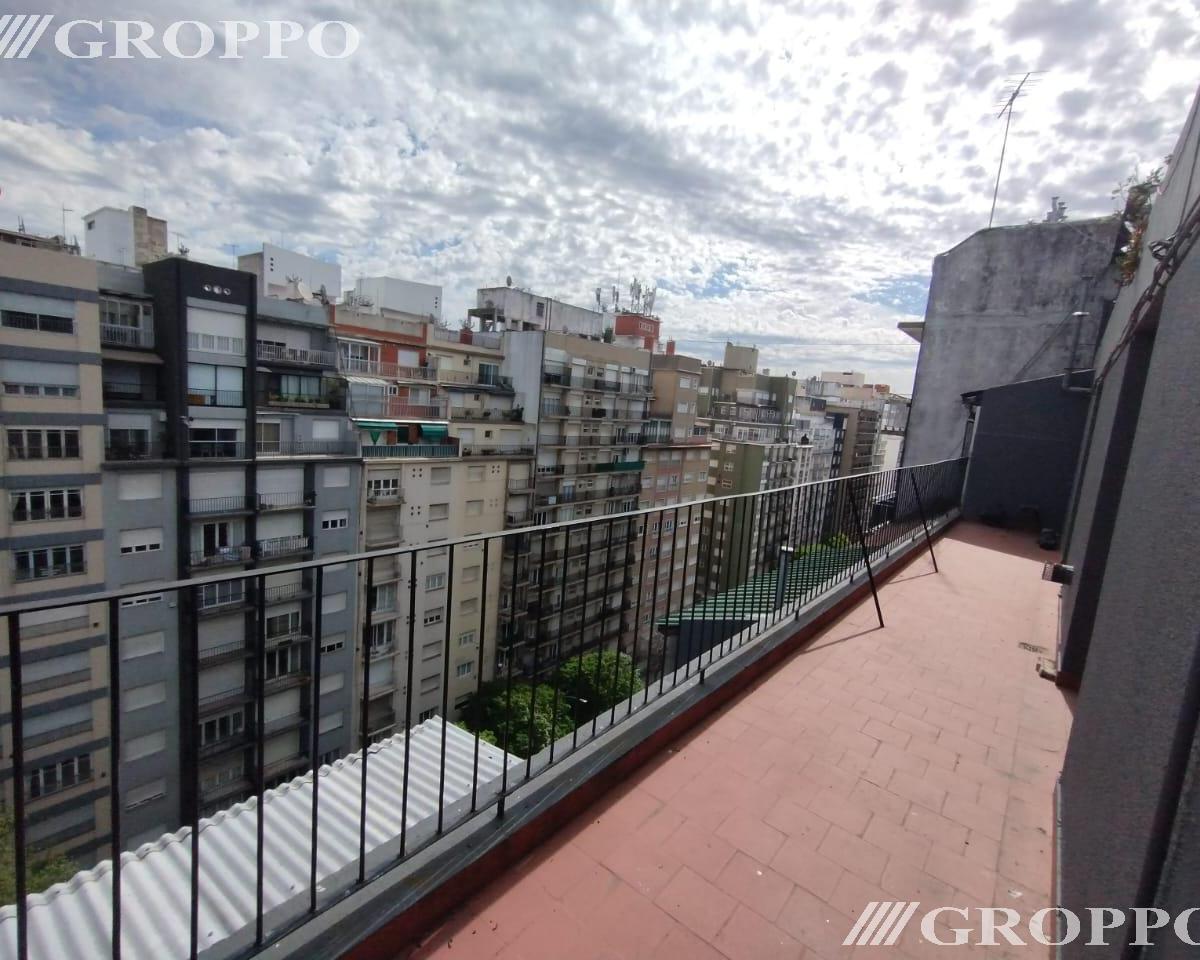 Departamento de 2 ambientes a la calle, con balcón terraza — Plaza Colón