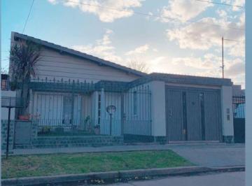 Casa de 4 ambientes, Lomas de Zamora · Casa de 4 Ambientes - Muy Amplia