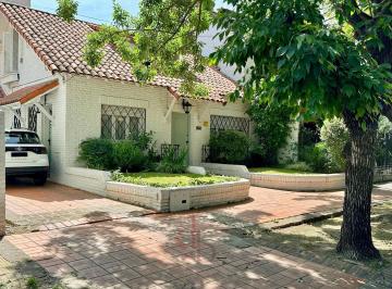 Casa · 147m² · 5 Ambientes · 2 Cocheras · Venta Casa en Adrogue Sobre Calle La Rosa Al 500