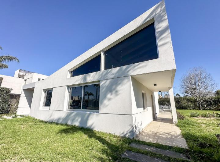 Casa · 207m² · 4 Ambientes · 1 Cochera