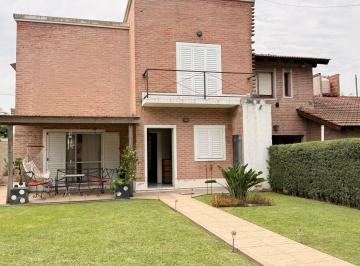 Casa · 226m² · 5 Ambientes · 1 Cochera · Se Vende Una Casa Hermosa de Dos Plantas Sobre Asfalto Que Te Robará El Corazón!
