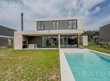 Casa · 277m² · 7 Ambientes · Venta - Casa en Barrio Privado La Calesa - Pilara