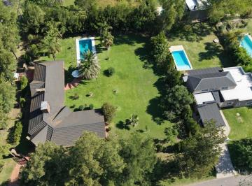 Casa · 190m² · 8 Ambientes · 1 Cochera · Casa Venta 3 Dorm. Jardin Piscina San Eduardo Fisherton Rosario