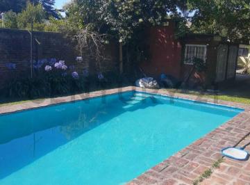 Casa · 115m² · 5 Ambientes · 1 Cochera · 12 Entre 485 y 486 Se Vende Casa con 3 Dorm. - Quincho y Pileta – Villa Castells - City Bell