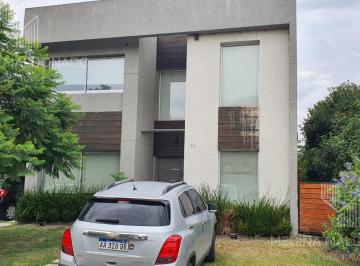Casa · 264m² · 5 Ambientes · 3 Cocheras · Venta Casa de 5 Ambientes C/ Pileta - Barrio Privado Las Acacias - Hudson