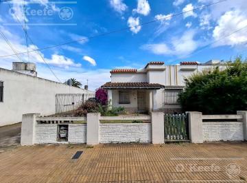 Casa · 697m² · Casa 4 Ambientes en Venta en Berazategui Centro - 300 m² - Ideal Primera Vivienda