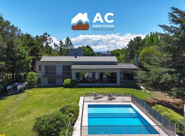 Casa · 380m² · 4 Dormitorios · 2 Cocheras