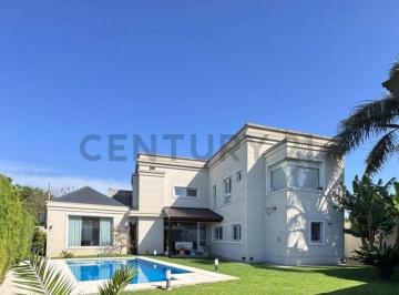 Casa · 317m² · 4 Dormitorios · 2 Cocheras · 507 E/ 11 y 12 | Casa de Categoría en Gonnet con Parque y Pileta