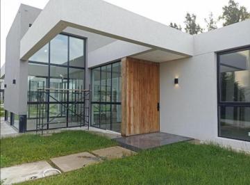 Casa · 210m² · 4 Ambientes · 1 Cochera · Moderna Casa de 4 Ambientes, a Estrenar, en Lagos de Canning. Canning, Esteban Echeverría.