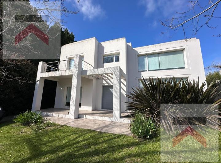 Casa · 206m² · 3 Dormitorios · 2 Cocheras