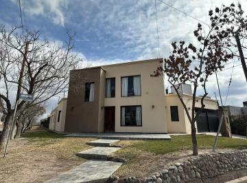 Casa · 303m² · 10 Ambientes · 2 Cocheras · Barrio Cordon del Plata, Calle Peralitos N°2674
